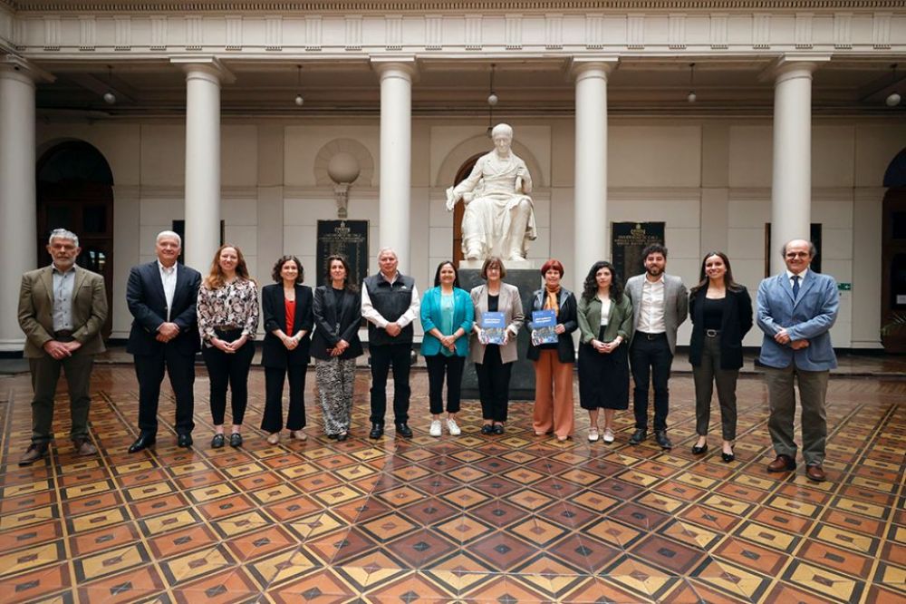 en la imagen podemos ver a cada participante del encuentro, en el patio Andrés Bello, Casa Central.